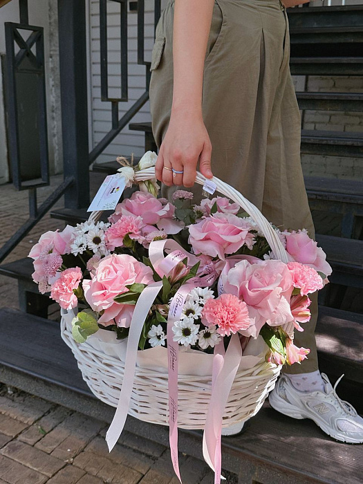 Lush basket with roses