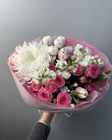 Зефирный микс с хризантемами и кустовыми розами с доставкой по Астане