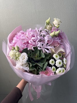 Розовый круглый букет с гортензией