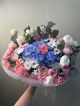 Лазурный акцент: букет с гортензией и пионовидными розами