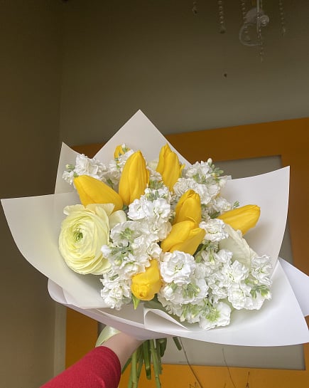 Яркий букет из желтых тюльпанов и ранункулюса с доставкой по Астане