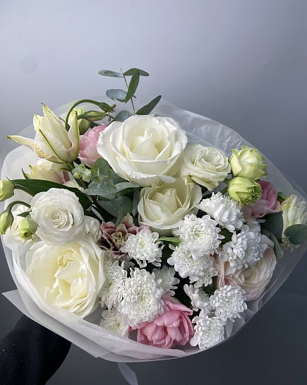 Нежный букет из роз и ранункулюсов с доставкой по Астане