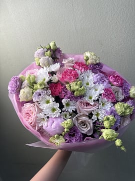 Романтичный микс из пионовидных роз и эустомы