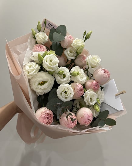 Романтичный дуэт пионовидных роз и эустомы с доставкой по Астане