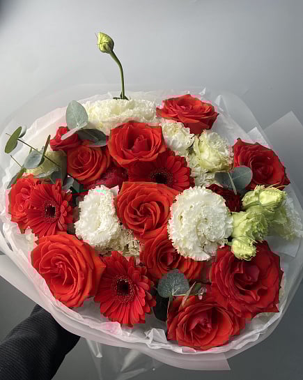 Яркий букет из красных роз и гербер с доставкой по Астане