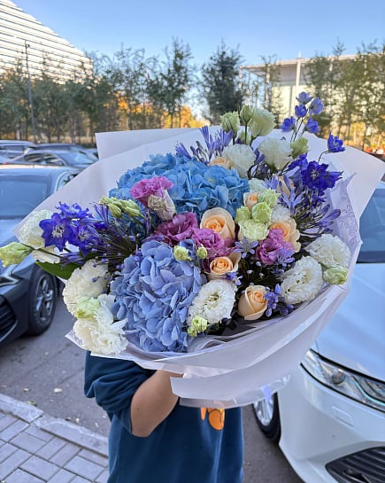 Синий и белый круглый букет цветов с доставкой по Астане