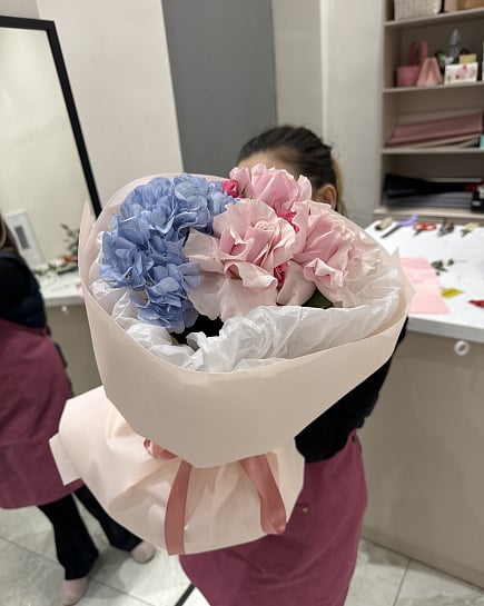 Контрастный дуэт: Гортензия и Розы с доставкой по Астане