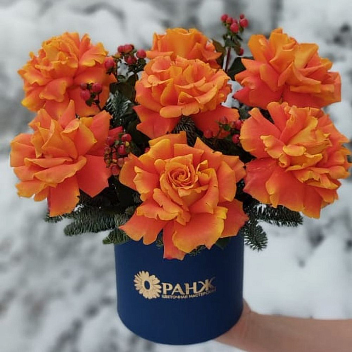 Bouquet of 7 French roses in a box