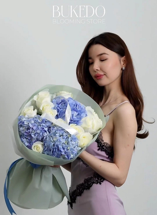 Bouquet of Roses in Hydrangea