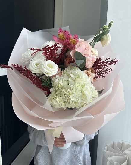 Нежный букет с гортензией и розами с доставкой по Астане
