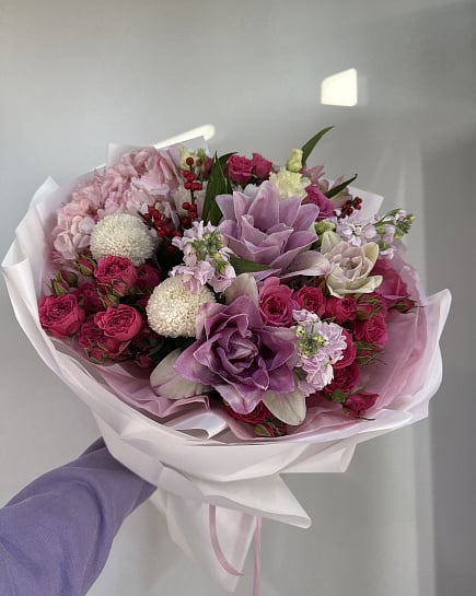 Нежный букет с кустовыми розами и гортензией с доставкой по Астане