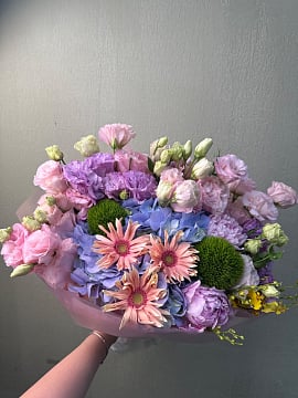 Пастельный микс с гортензией и герберами