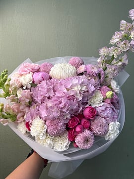 Розовое облако с гортензией и ранункулюсами