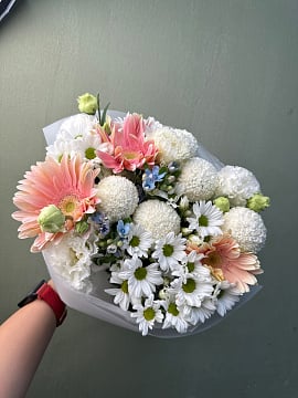 Пастельный микс с герберами и хризантемами