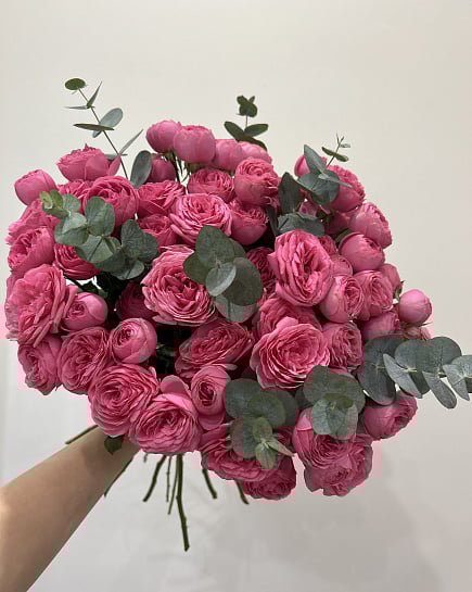 Букет из розовых кустовых и пионовидных роз с эвкалиптом с доставкой по Астане