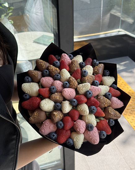 Strawberries in chocolate with delivery to Almaty