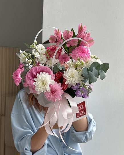 Розовый букет из роз в коробке with delivery to Астане