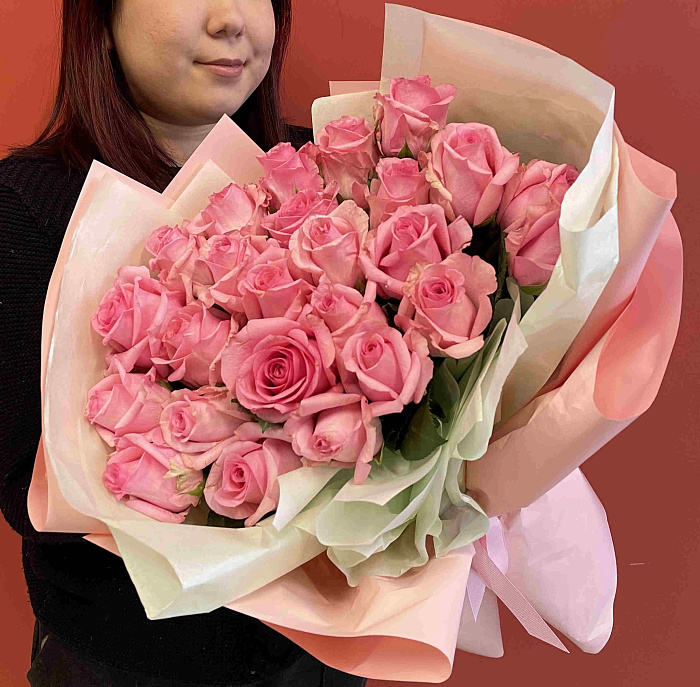 Mono bouquet of 25 delicate roses