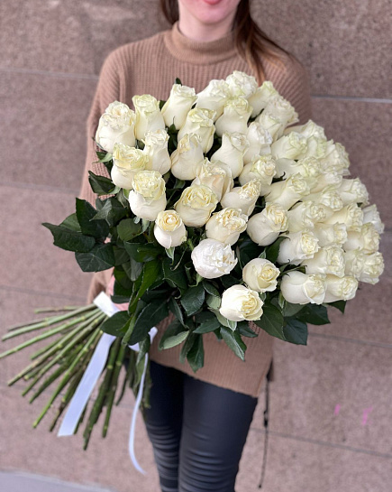 51 роза белая 90 см в ленте  с доставкой по Алматы