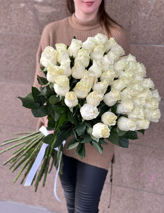 51 роза белая 90 см в ленте 