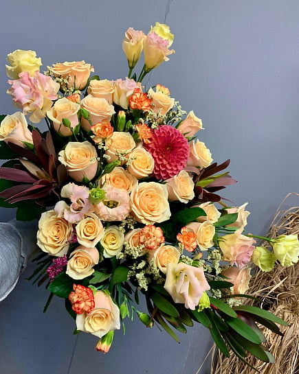Большой асимметричный букет из роз и георгинов with delivery to Almaty