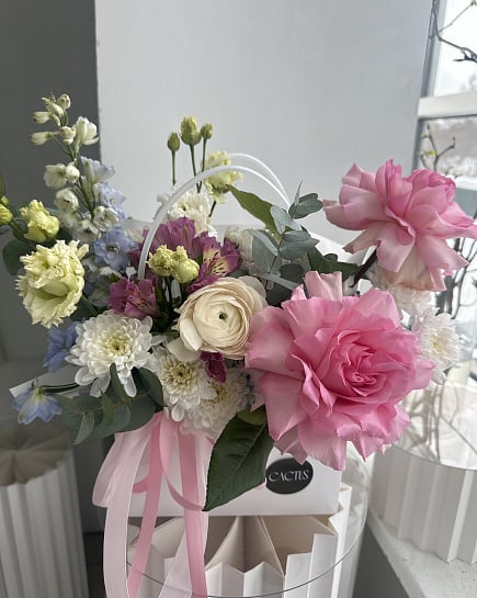 Нежный букет с розовыми розами и ранункулюсом с доставкой по Астане