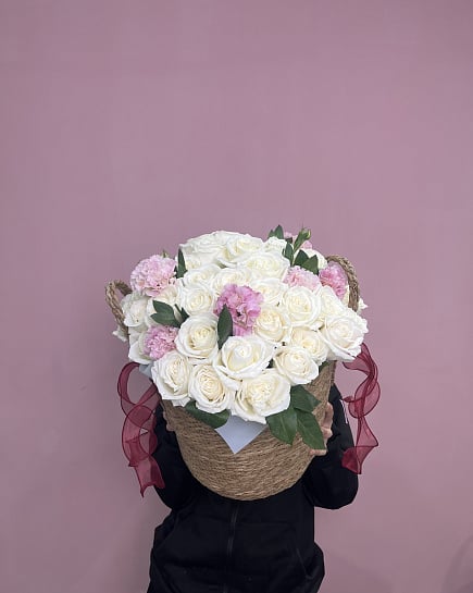 Корзина с белыми розами и розовыми гвоздиками с доставкой по Астане