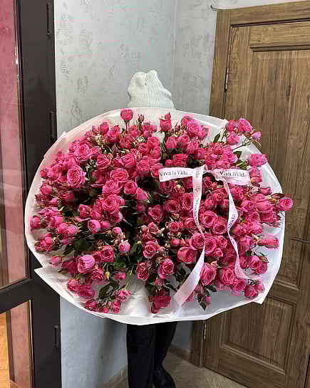 Пышный букет из кустовых роз с доставкой по Астане