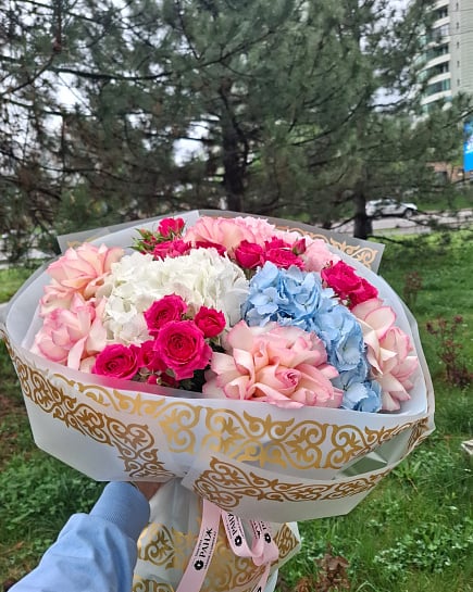 Небесная гортензия и кустовые розы with delivery to Almaty