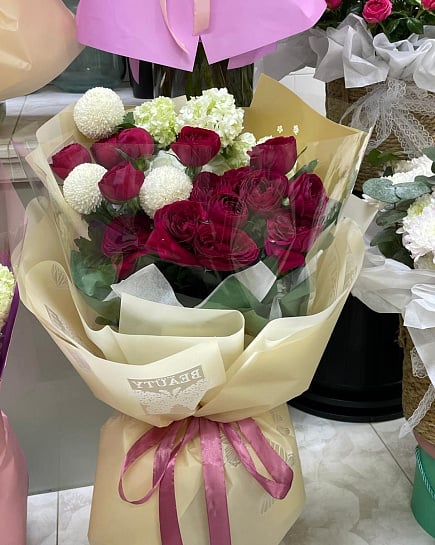 Контрастный дуэт: кустовые розы и хризантемы с доставкой по Астане