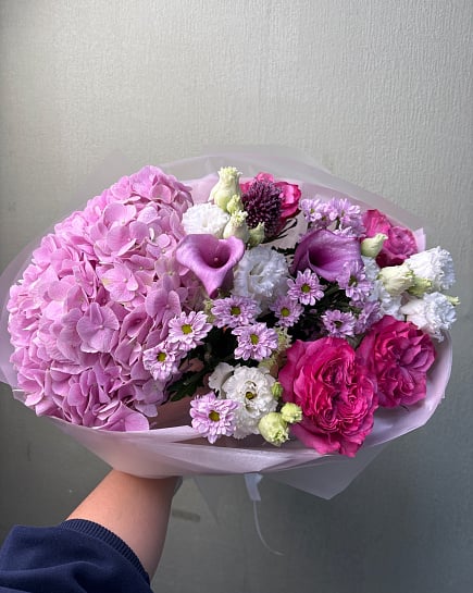 Асимметричный букет из гортензии, роз и калл with delivery to Astana