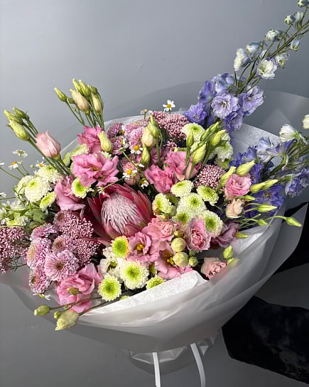 Экзотическая гармония с протеей и дельфиниумом с доставкой по Астане