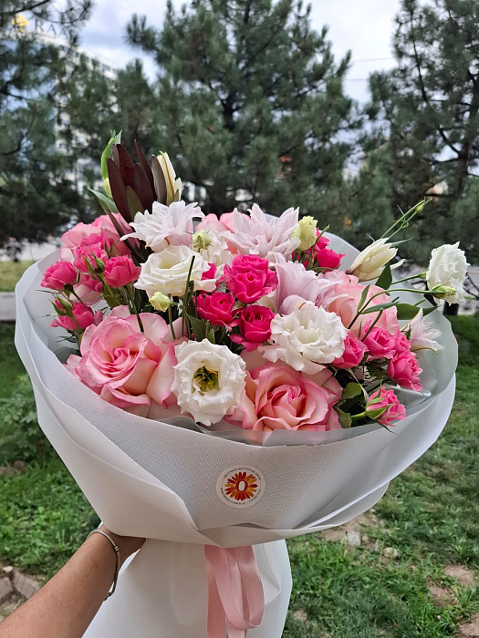 Большой круглый букет из розовых и белых роз, кустовых роз, эустомы, хризантем и протеи с эвкалиптом в белой матовой пленке и бумаге - купить в Астане с доставкой