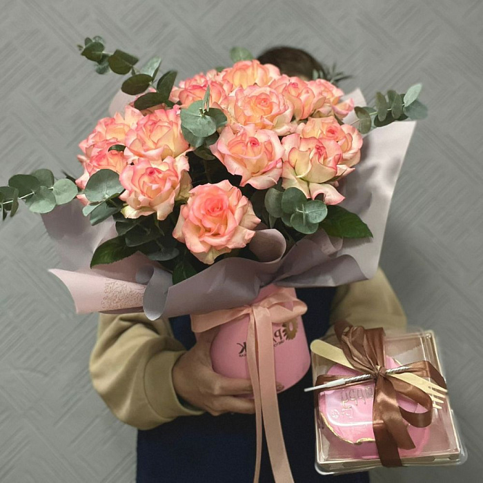 Bouquet of 11 French roses in a box + Bento cake