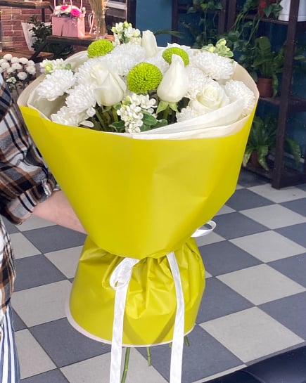 Большой круглый букет с хризантемами и розами with delivery to Astana