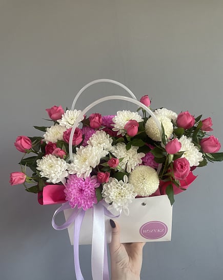 Бело-розовый букет из роз и хризантем with delivery to Astana