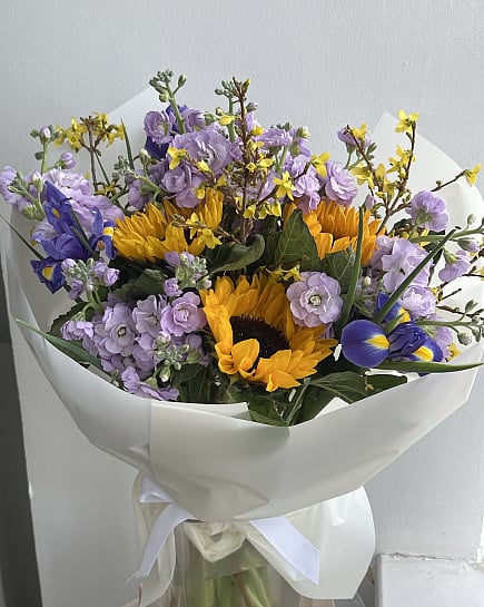 Солнечный дуэт подсолнухов и ирисов с доставкой по Астане