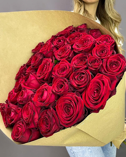 Букет из 35 красных роз в крафте  с доставкой по Уральске