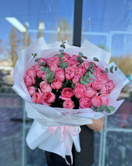 Объемный букет из роз с эвкалиптом  с доставкой по Шымкенте