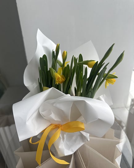 Весенние нарциссы в подарочной упаковке с доставкой по Астане