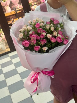 Розовое облако из кустовых роз