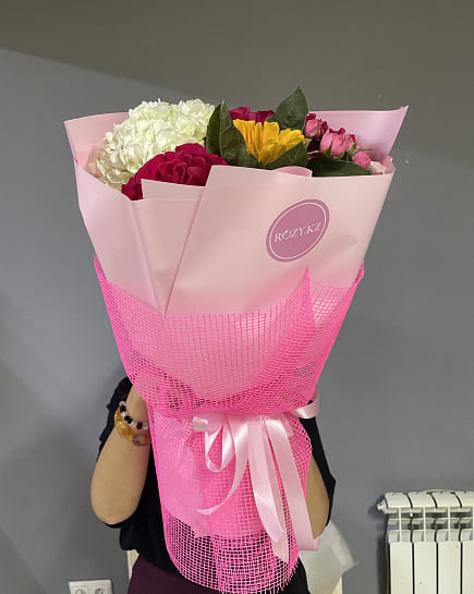 Большой круглый букет с гортензией и розами with delivery to Astana