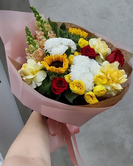 Солнечный микс с подсолнухами и розами с доставкой по Алматы