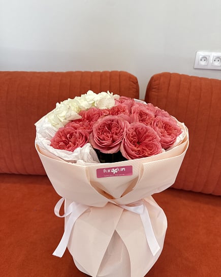 Розовые пионовидные розы с белой гортензией с доставкой по Астане