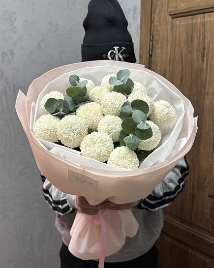 Белые хризантемы с эвкалиптом с доставкой по Астане