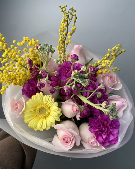 Весенний букет с мимозой, розами и герберой с доставкой по Астане