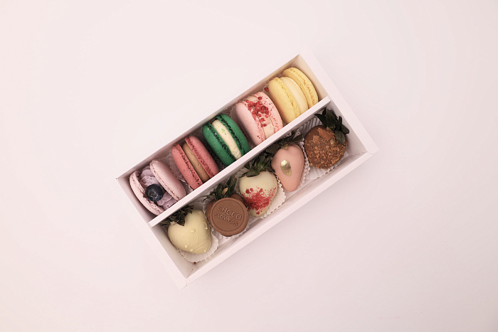 Set 5 chocolate covered strawberries and 5 macarons