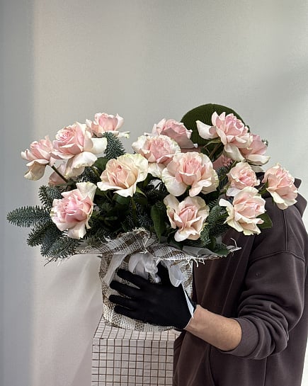 Нежный букет из пионовидных роз с нобилисом с доставкой по Астане