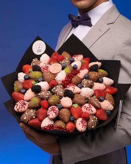 Bouquet M of strawberries in chocolate with delivery to Almaty