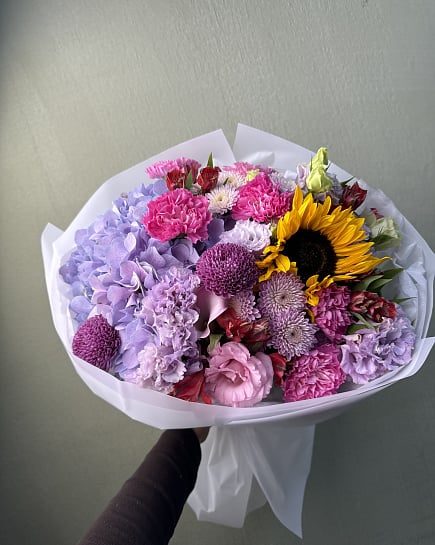 Яркий микс с подсолнухом и гортензией with delivery to Astana